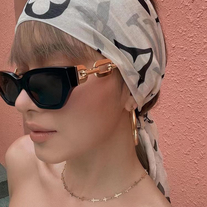 Dame solbrille med unikt kjededesign Skanto