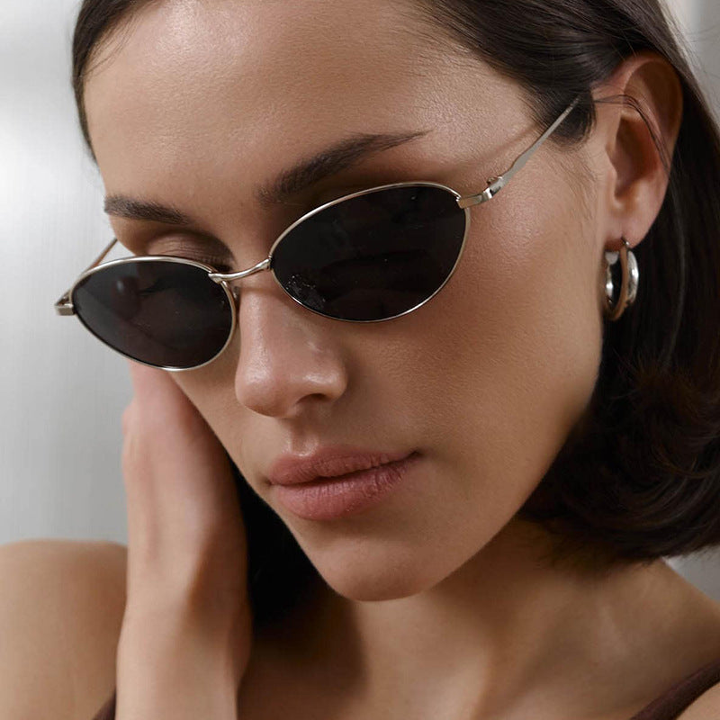 Dame fashionable solbriller i elegant oval design Skanto