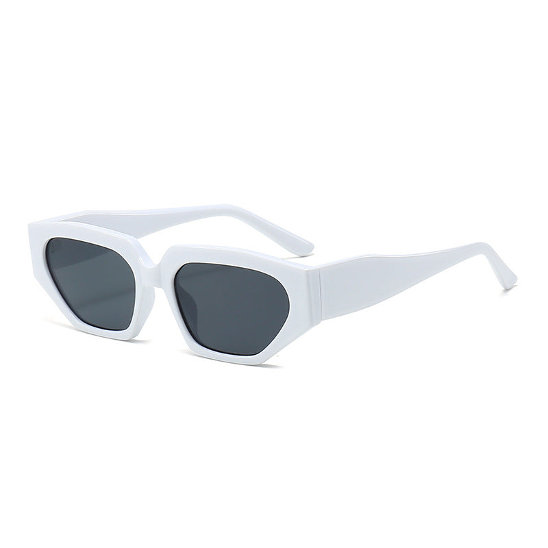 Dame Modisk solbrille i innovativ polygonal design Skanto
