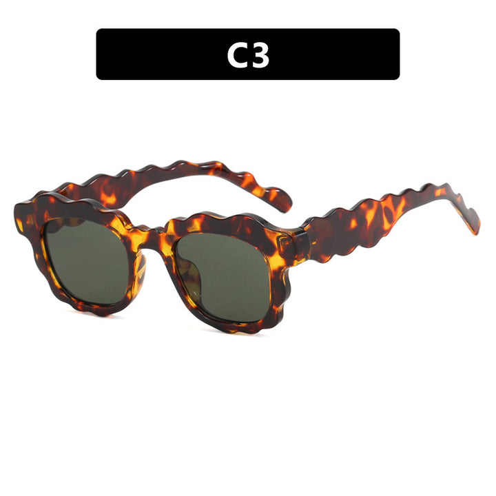 Dame moteriktig solbrille med bølgeramme Skanto