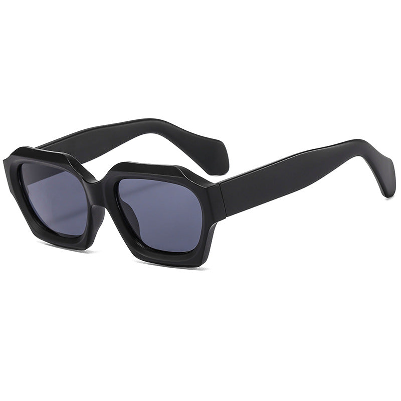 Dame designer solbrille med markant geometrisk ramme og polariserte glass Skanto