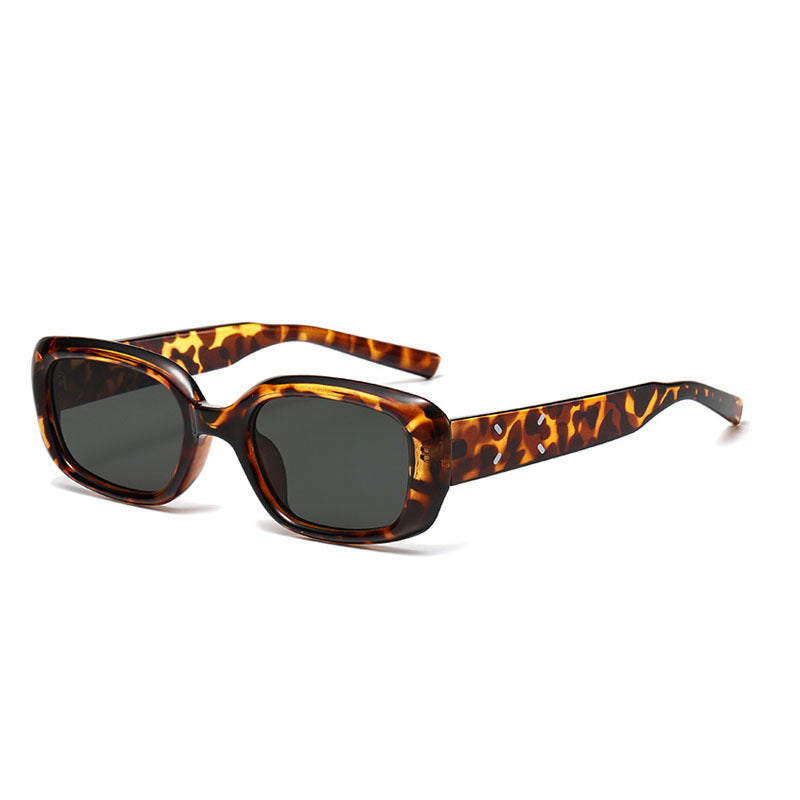 Dame retro-inspirert solbrille med buet ramme Skanto