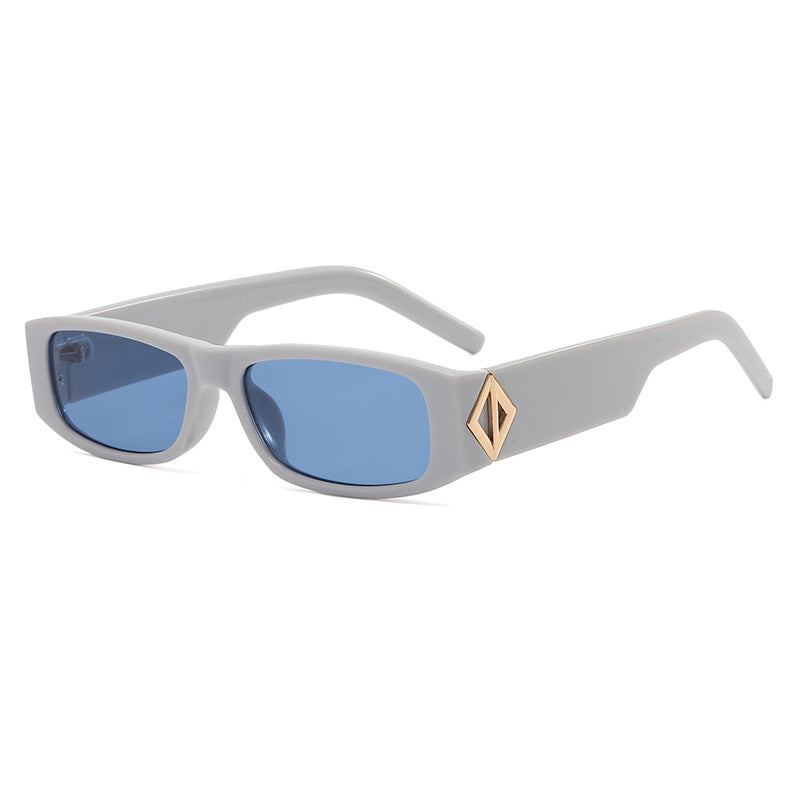 Damer moteriktig rektangulær solbrille med stilfull metallapplikasjon Skanto