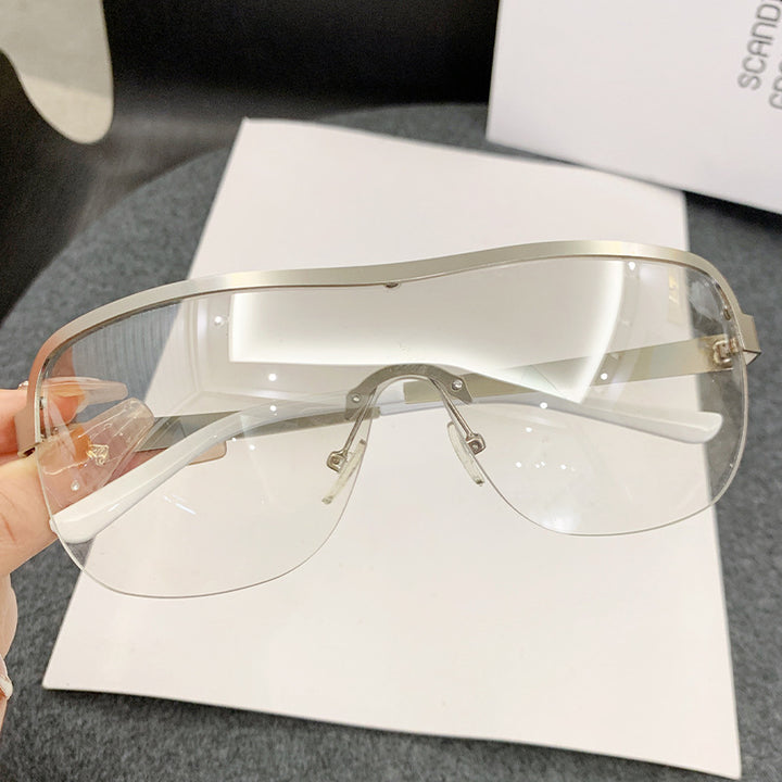 Dame futuristisk solbrille med elegant minimalistisk design Skanto