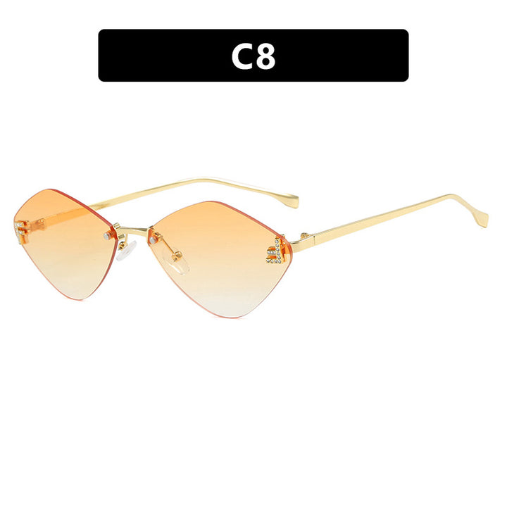 Dame geometrisk solbrille i ekstravagant design med gradiertede glass Skanto