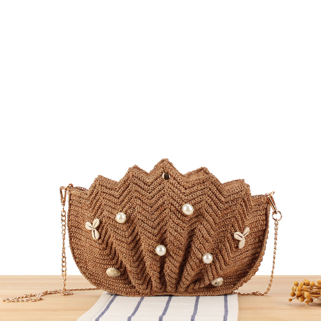 Elegant Clutch av håndvevd materiale med unikt bølgemønster Skanto