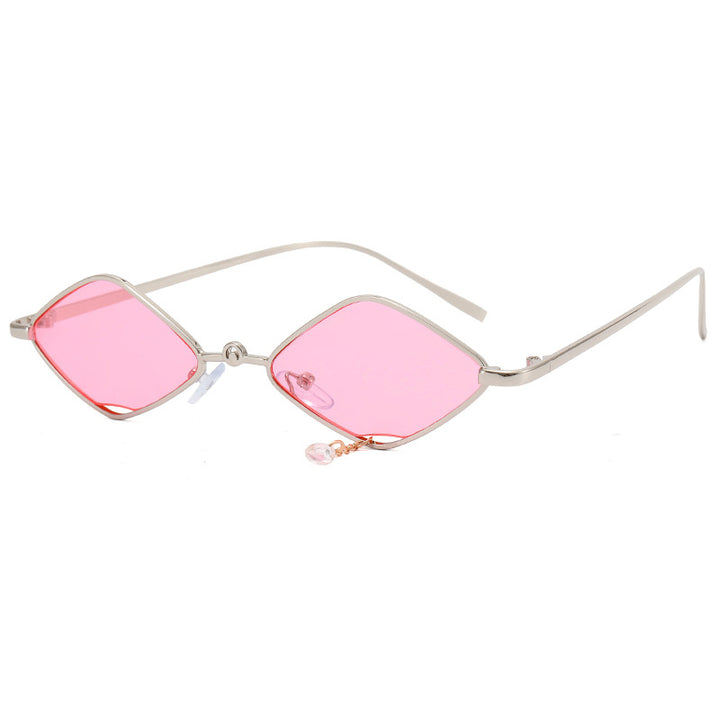 Dame moteriktig solbrille med fasettert ramme Skanto