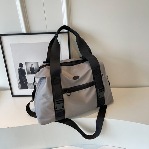 Romslig sport duffel bag med ergonomiske bærehåndtak og vannavvisende materiale Skanto