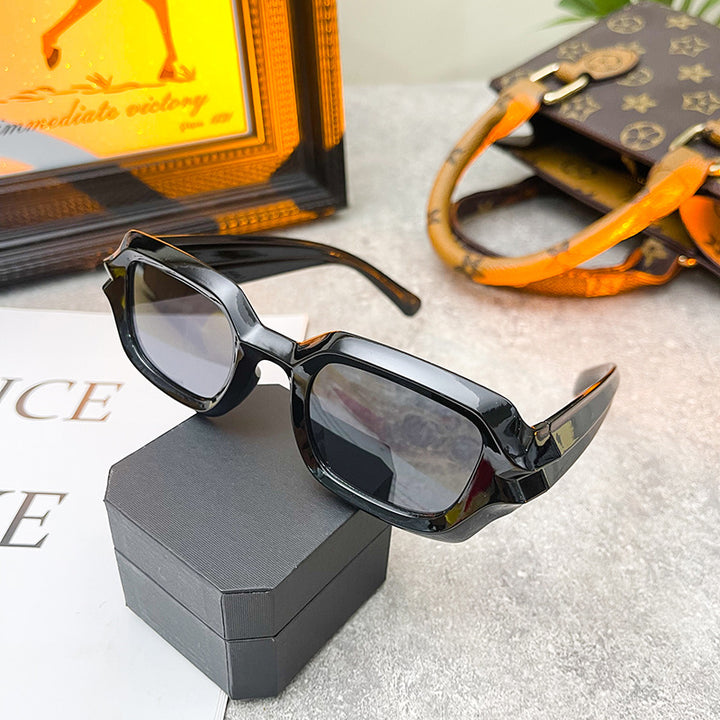 Dame moteriktig solbrille med iøynefallende ramme Skanto