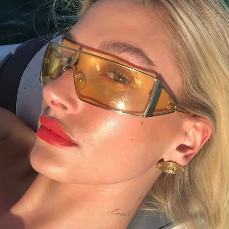 Dame geometrisk solbrille med futuristisk design og slitesterk ramme Skanto