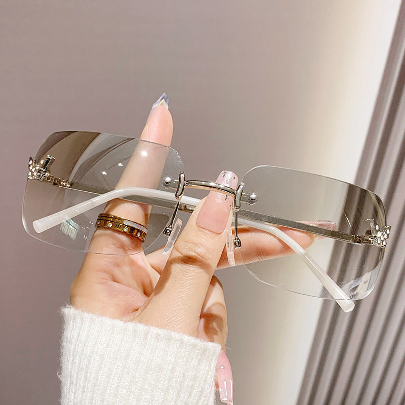 Damer moderiktig solbrille med unik ramme og luksuriøse aksenter Skanto