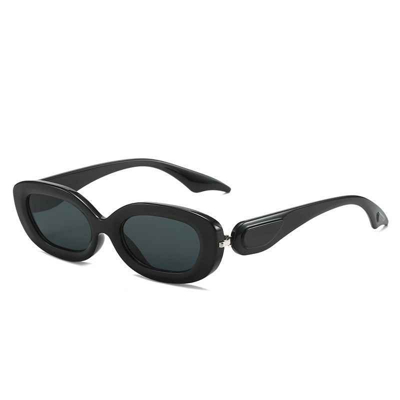 Dame moteriktig solbrille med stilfull, buet ramme Skanto