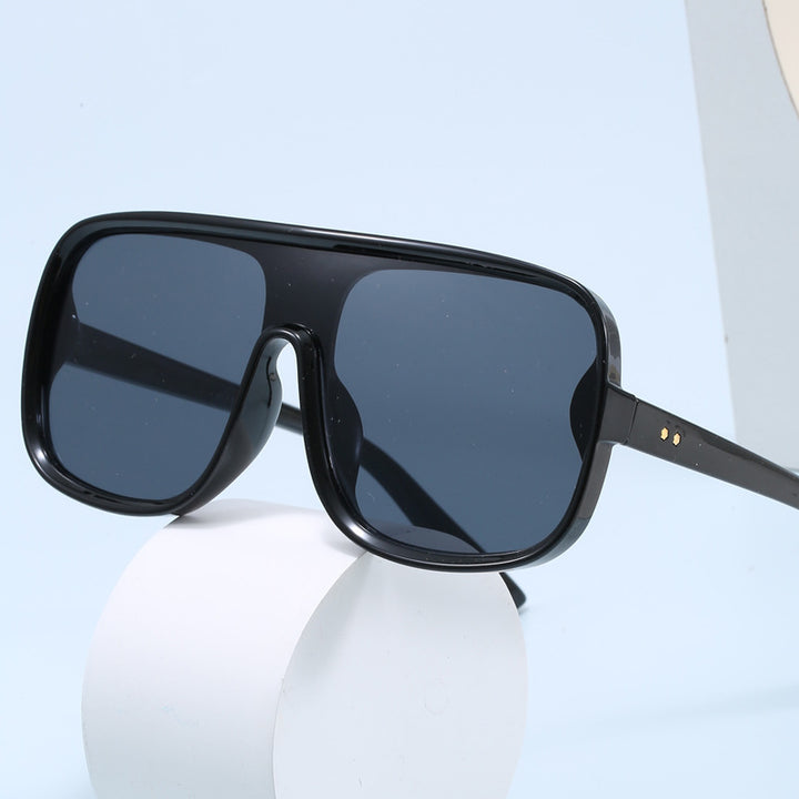 Dame fashionable oversized solbriller i futuristisk design Skanto