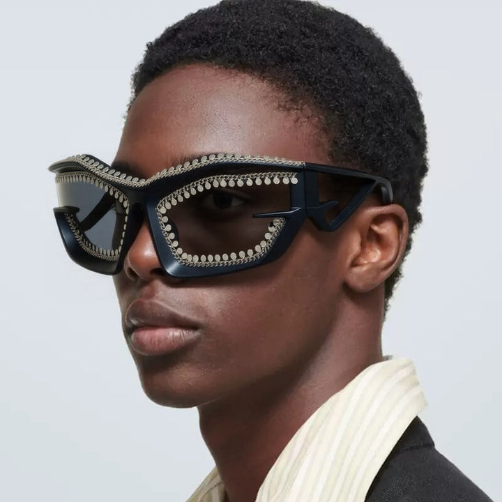 Dame designer-solbrille i futuristisk stil med glitrende strassten dekorasjon Skanto