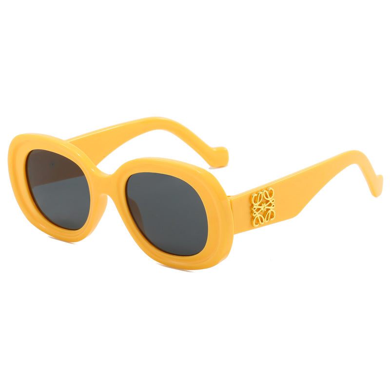 Dame moteriktig vintage-solbrille med spesielle dekorasjoner Skanto