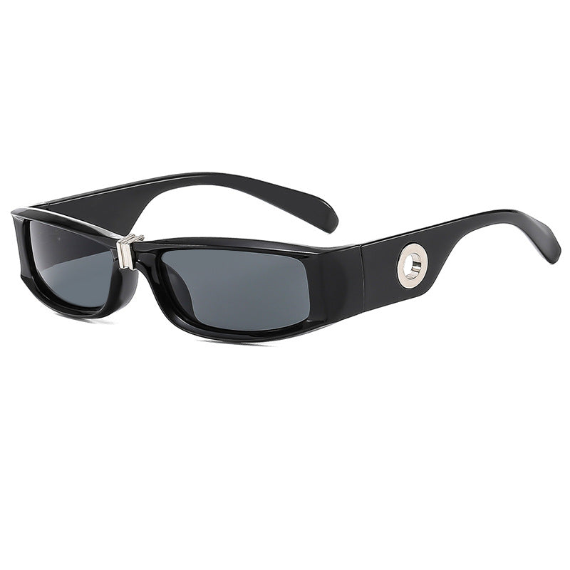 Dame moteriktig solbrille med beskyttende UV-filter og robust ramme Skanto