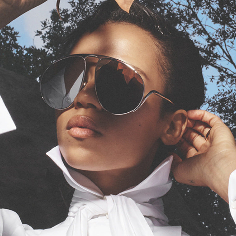 Dame moteriktig pilot-solbrille med polariserte linser og elegant metallramme Skanto