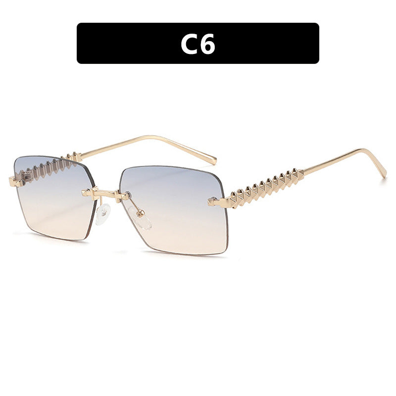Dame moteriktig solbrille med unikt og dekorativt ramme Skanto