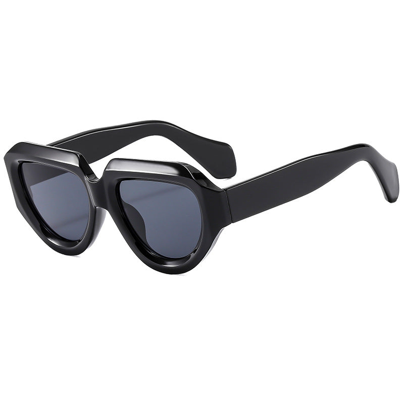 Dame cat-eye solbrille med moderne gjennomsiktig ramme og UV-beskyttelse Skanto