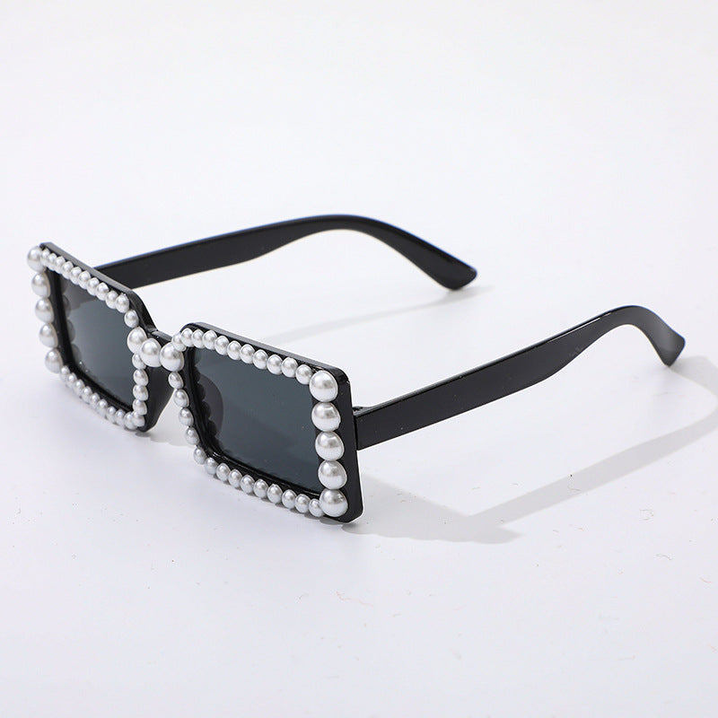 Dame stilig solbrille med perlepynt Skanto