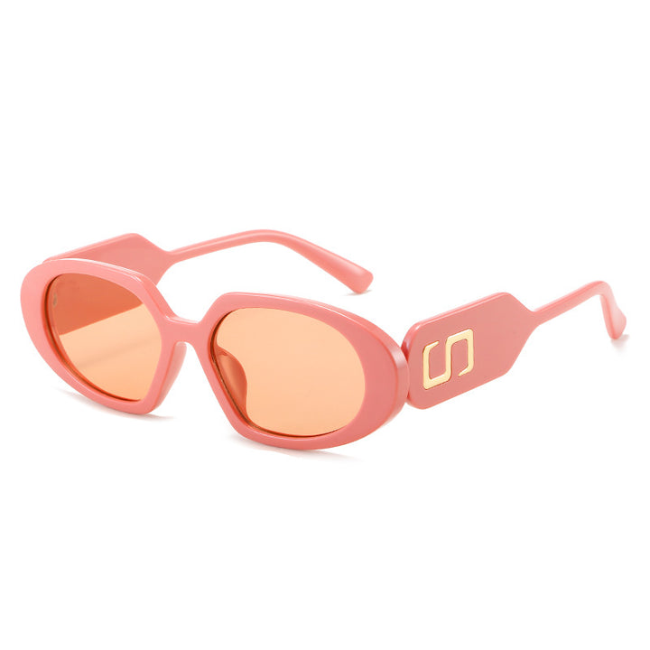 Dame moteriktig solbrille med unikt design og stilfull logo Skanto