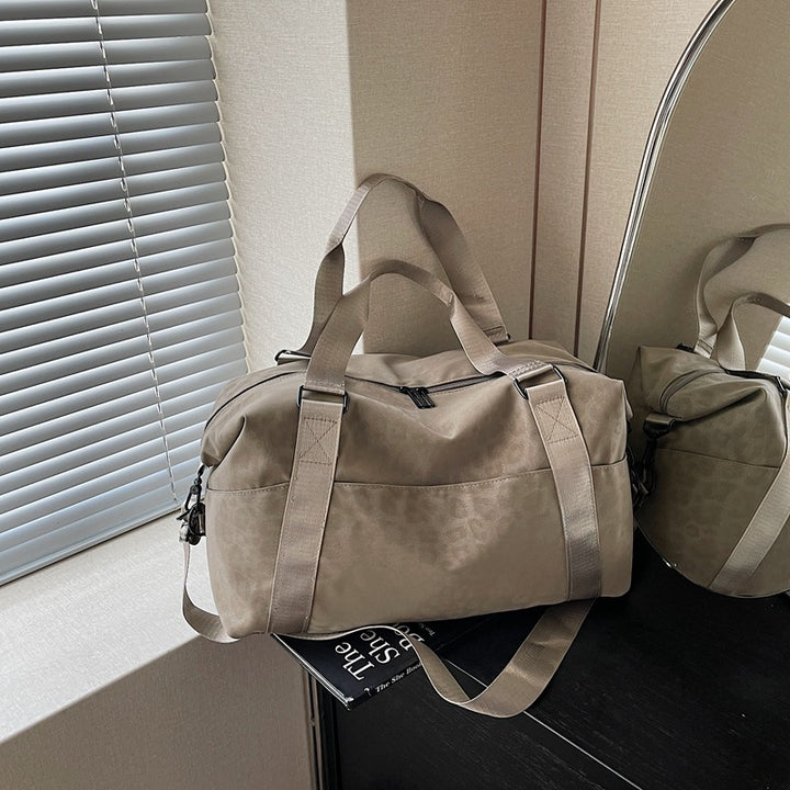 Sporty duffel bag with animal print and practical carrying options Skanto
