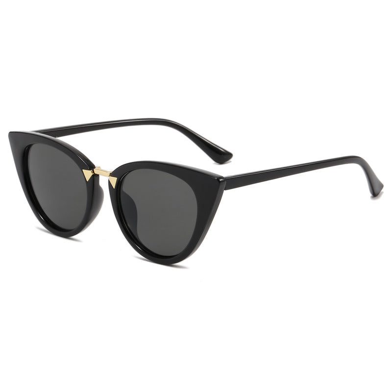 Dame Cat-Eye solbrille med elegant gull detaljer Skanto