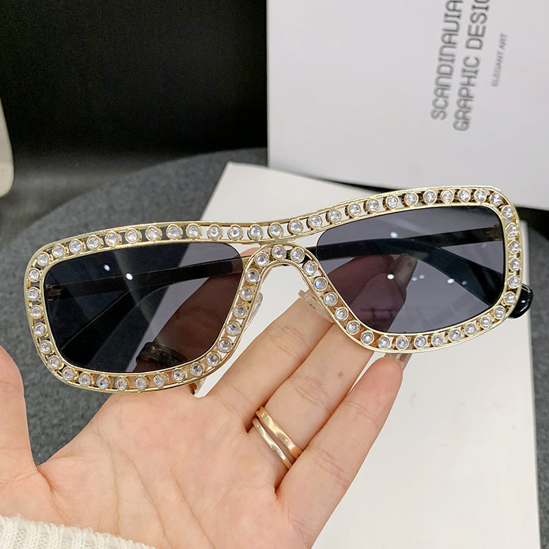 Dame moteriktig solbrille med glitrende ramme Skanto