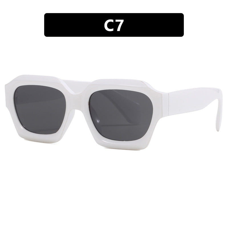 Dame moteriktig solbrille i innovativ design Skanto