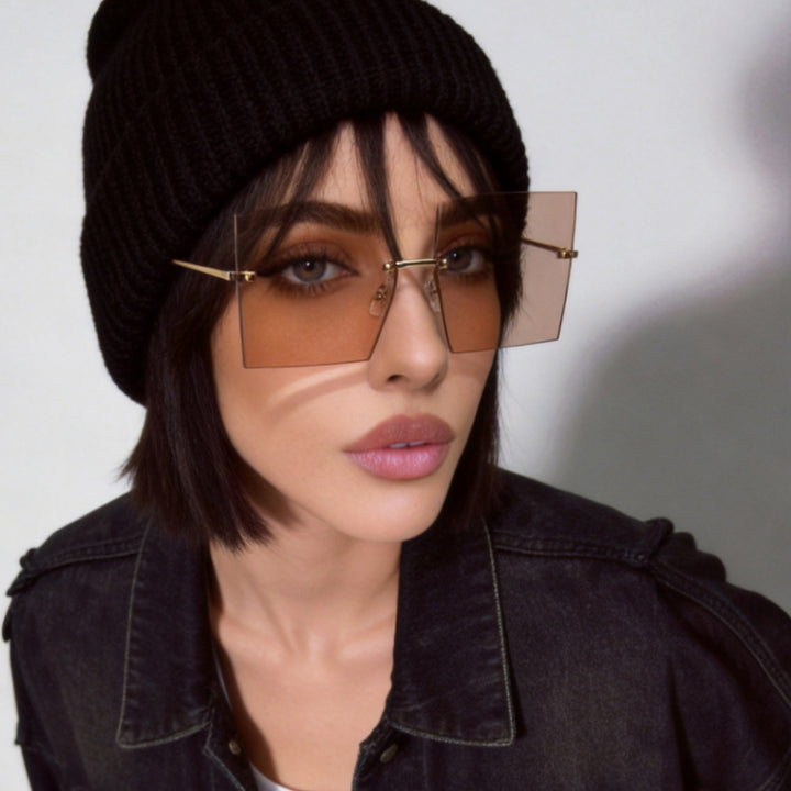 Dame moteriktig kvadratisk solbrille med brede glass og filigran metallramme Skanto