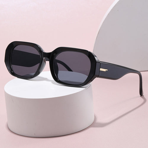 Dame moteriktig geometrisk solbrille med robust design Skanto