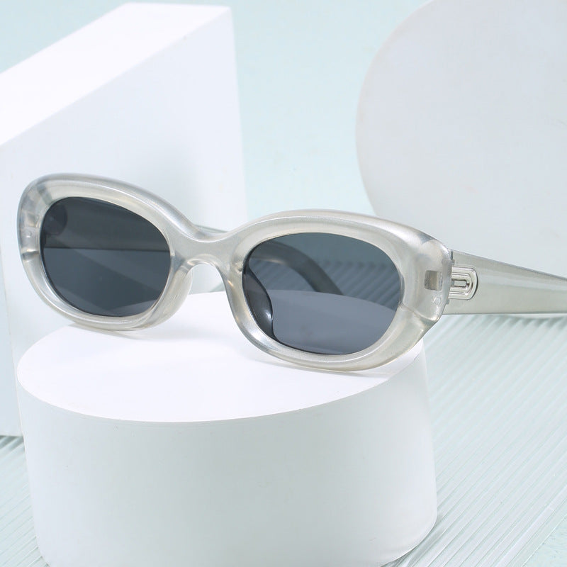 Dame moteriktig solbrille med oval design og UV-beskyttelse Skanto