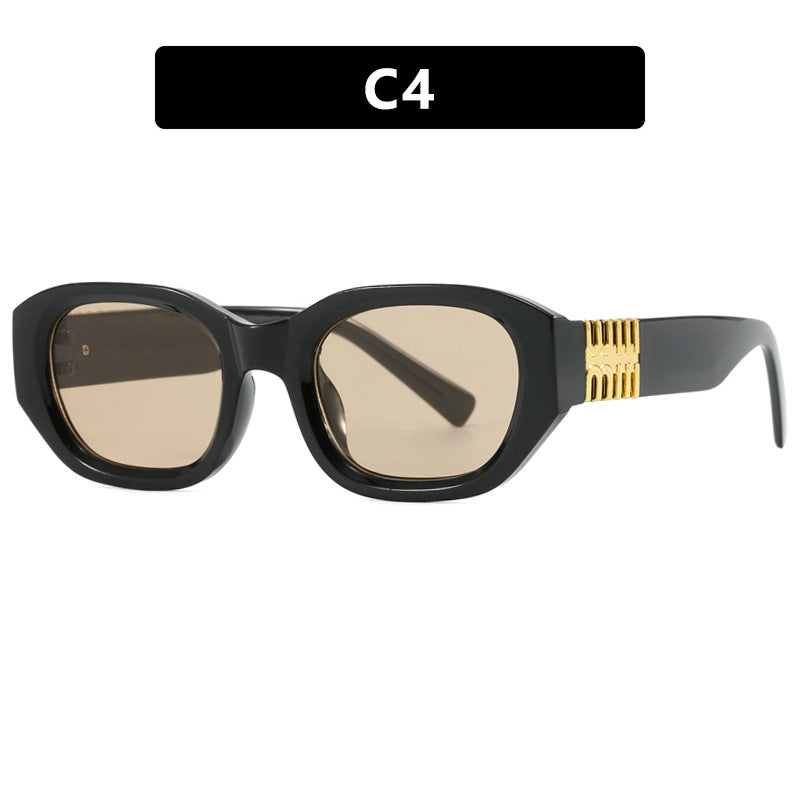 Dame moteriktig solbrille med unikt, geometrisk design og elegante aksenter Skanto