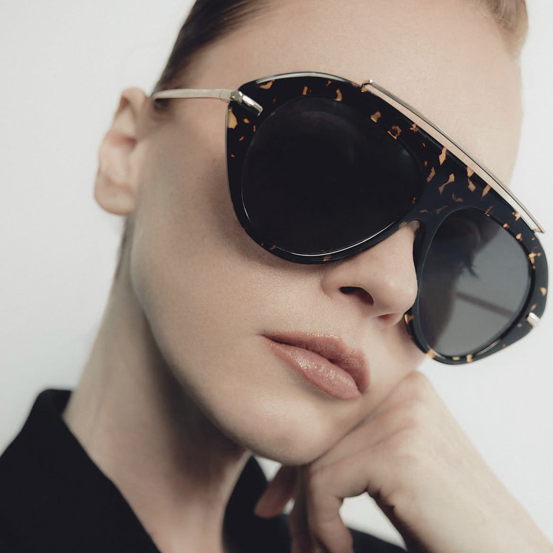Dame solbrille i elegant heksagon-design Skanto