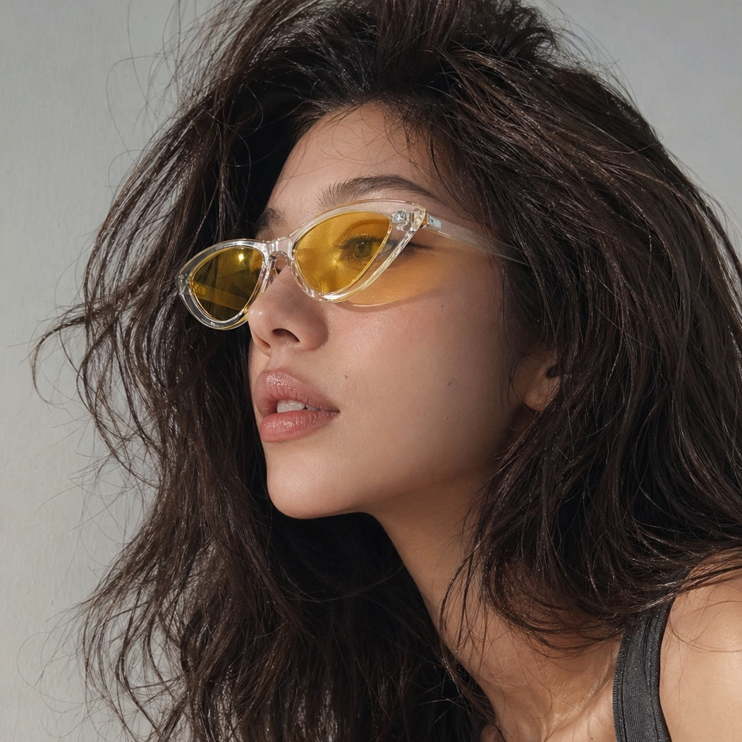 Dame Cat-Eye solbriller med transparent rammestruktur og gule glass Skanto