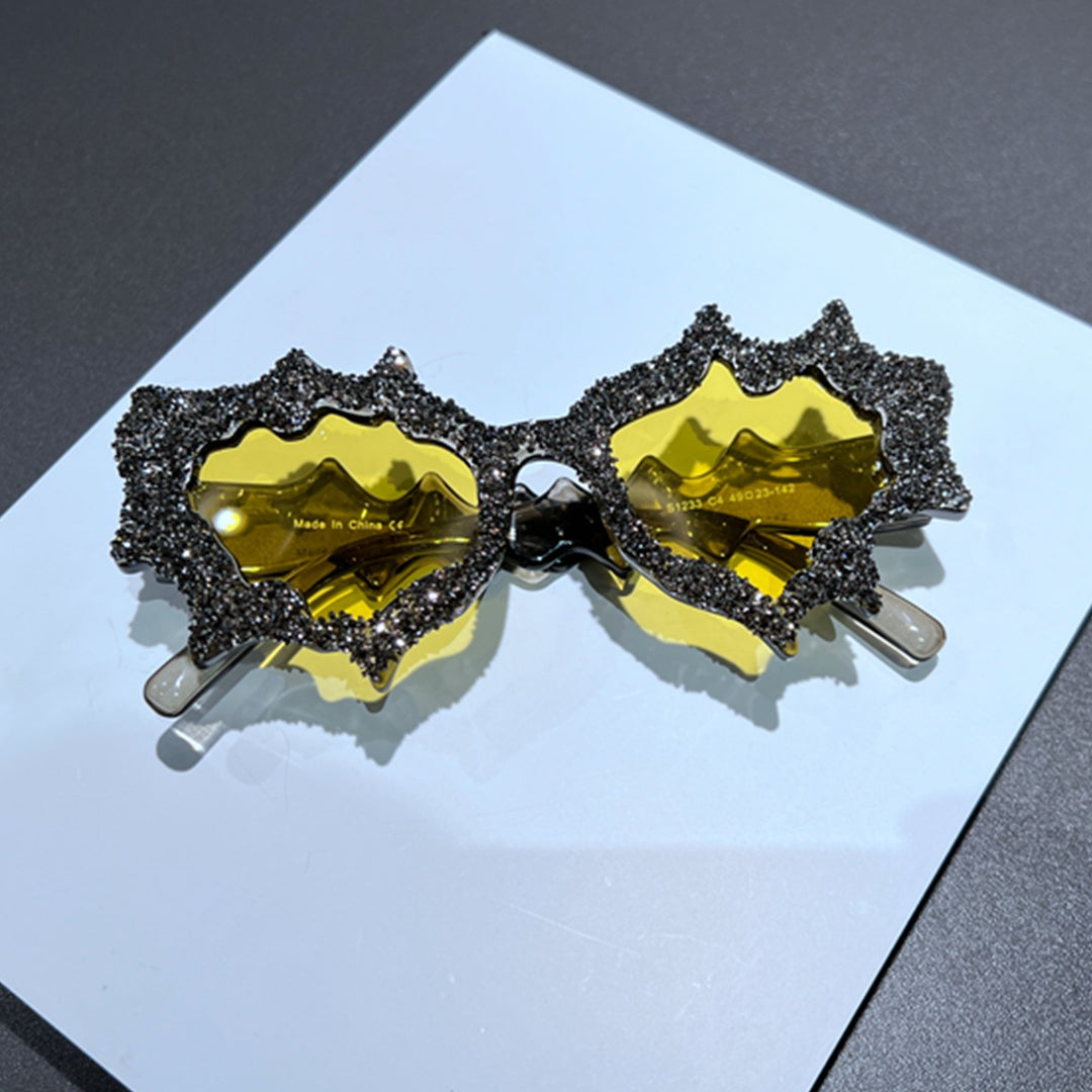 Dame kreativ solbrille i ekstravagant design med glitrende detaljer Skanto