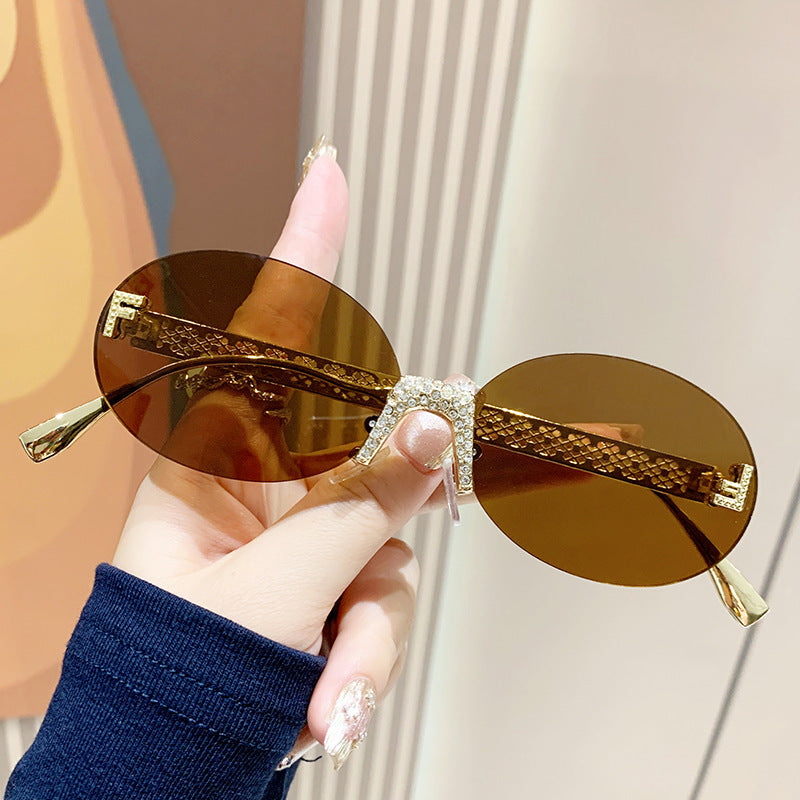 Dame solbrille med glitrende ramme og ovale glass Skanto