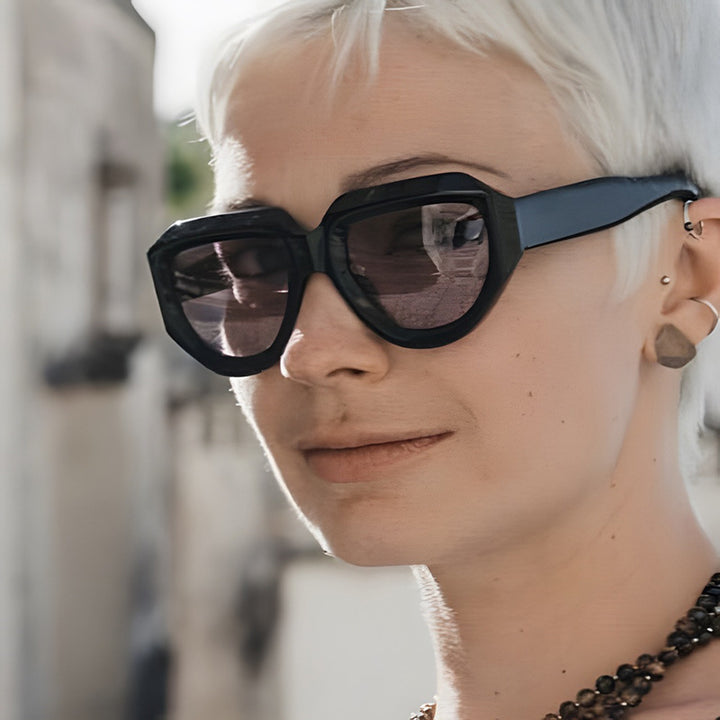 Dame moteriktig solbrille med unik, kvadratisk ramme Skanto