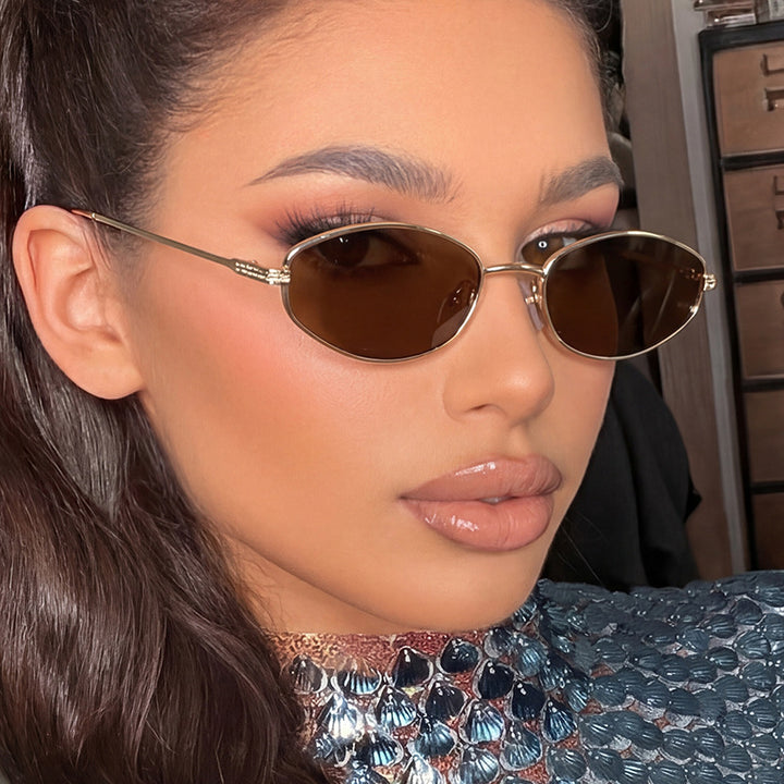 Dame moteriktig solbrille i minimalistisk ovalt design Skanto