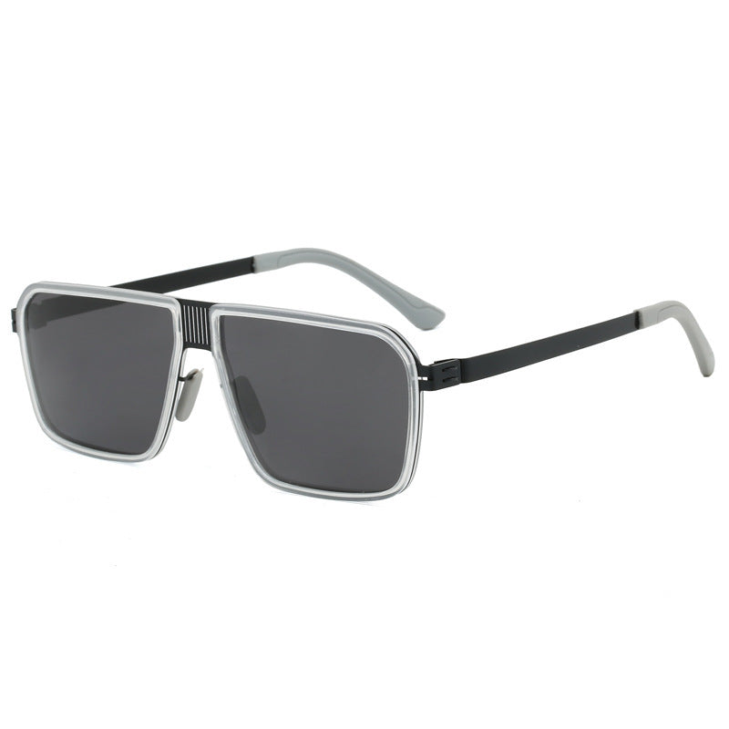 Dame moteriktig solbrille i moderne, firkantet design Skanto