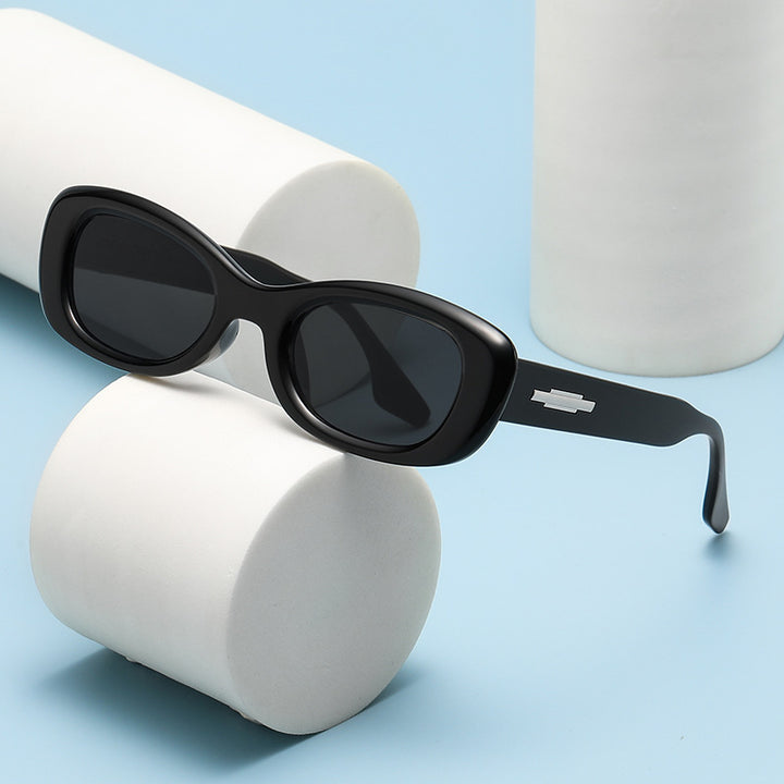 Dame modisk solbrille med oval rammeform og UV-beskyttelse Skanto