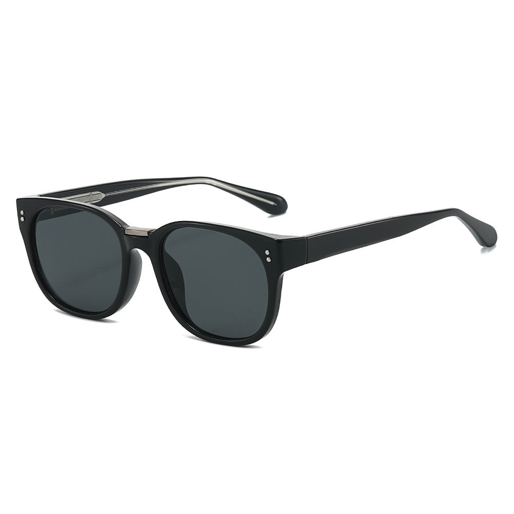 Dame moteriktig solbrille med gjennomsiktig ramme og elegante detaljer Skanto