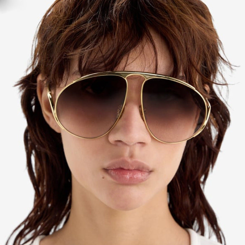 Dame moteriktig pilot-solbrille med polariserte linser og elegant metallramme Skanto