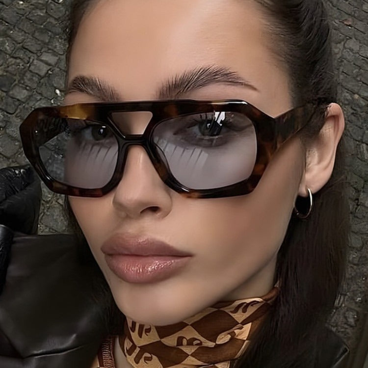 Dame moteriktig solbrille i eksklusiv oktagon-design Skanto