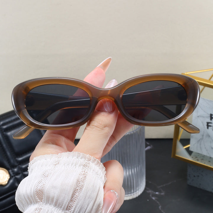 Dame moteriktig solbrille med oval design og UV-beskyttelse Skanto