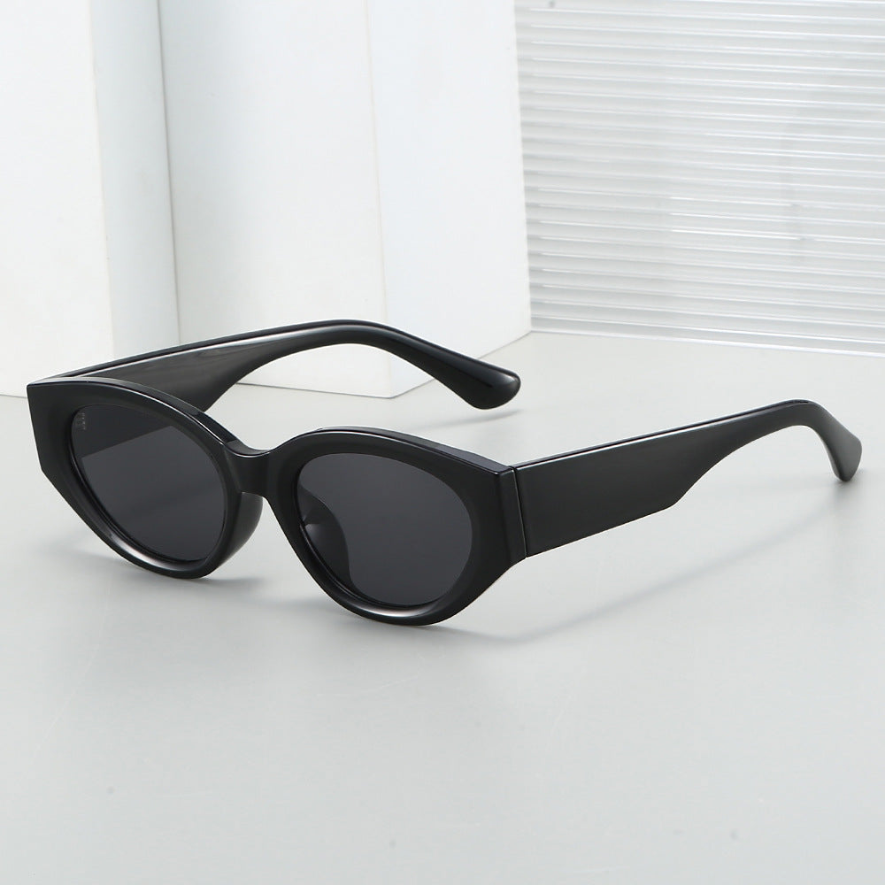 Dame Cat-Eye solbrille med moderne, transparent ramme og UV-beskyttelse Skanto