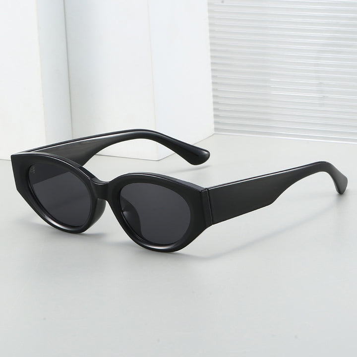 Dame Cat-Eye solbrille med moderne, transparent ramme og UV-beskyttelse Skanto