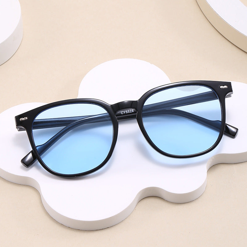 Dame stylish solbrille med transparent ramme og elegant design Skanto