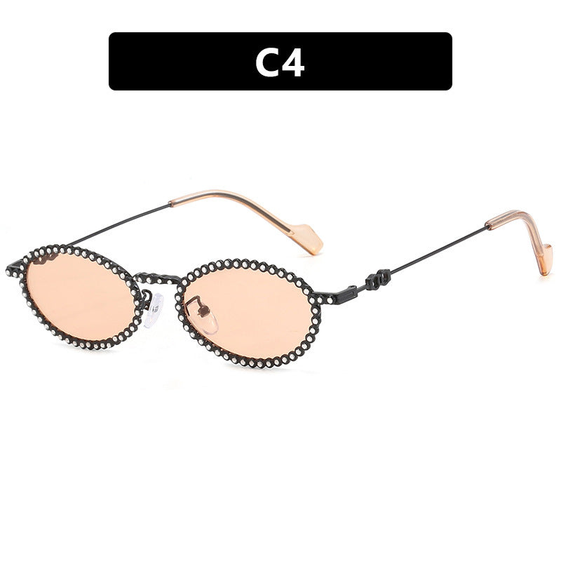 Dame moteriktig solbrille med unik, lekende kant Skanto