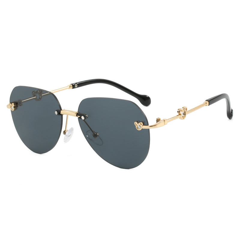 Dame lett geometrisk solbrille med unik ramme og speilede glass Skanto
